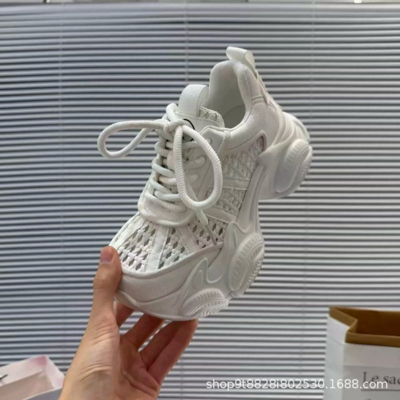 Retro hacer viejos zapatos de papá para hombres verano 2026 hueco transpirable zapatos de moda para hombres con suela gruesa aumentada nicho zapatillas de deporte súper caliente