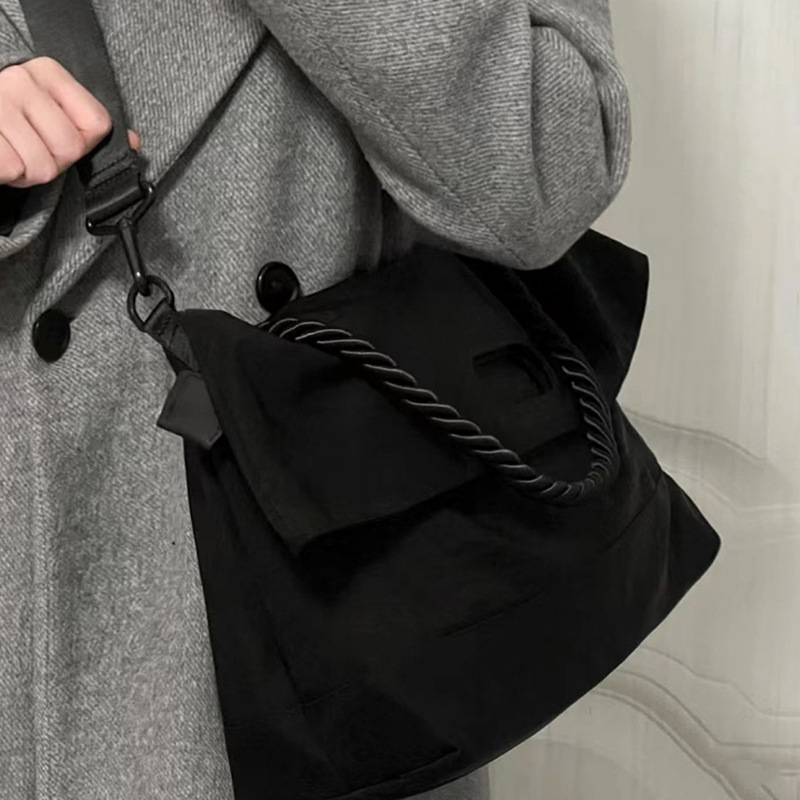 Borsa a tracolla larga in corda spessa versione coreana 2024 nera grande capacità per pendolari, tracolla versatile da lavoro_voghion.com