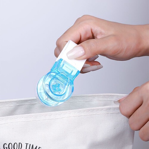 Medication dispenser for the elderly and children, portable medicine stripper, medicine anti-pollution artifact, portable medicine dispensing box, portable medicine box