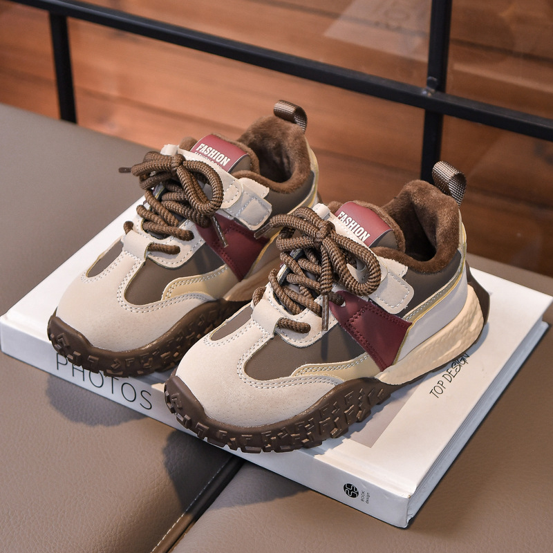 Hombres y mujeres zapatos para niños de mediano tamaño 2025, otoño y invierno, nuevos zapatos para niños con terciopelo cálido, casuales y deportivos ligeros para padres.