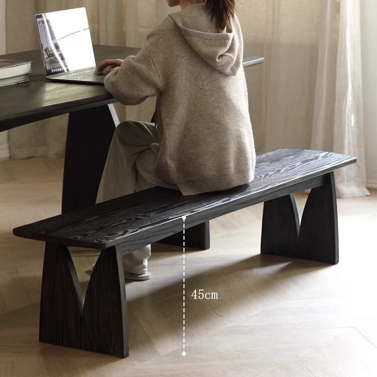 Черная матовая скамья из цельного дерева