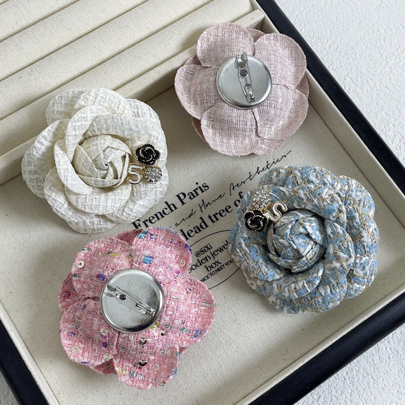 レトロな経典の小さい香の風の布芸のツバキの花のブローチの女性のシンプルな気質の胸の花のコートのピンの襟の花のアクセサリー|undefined