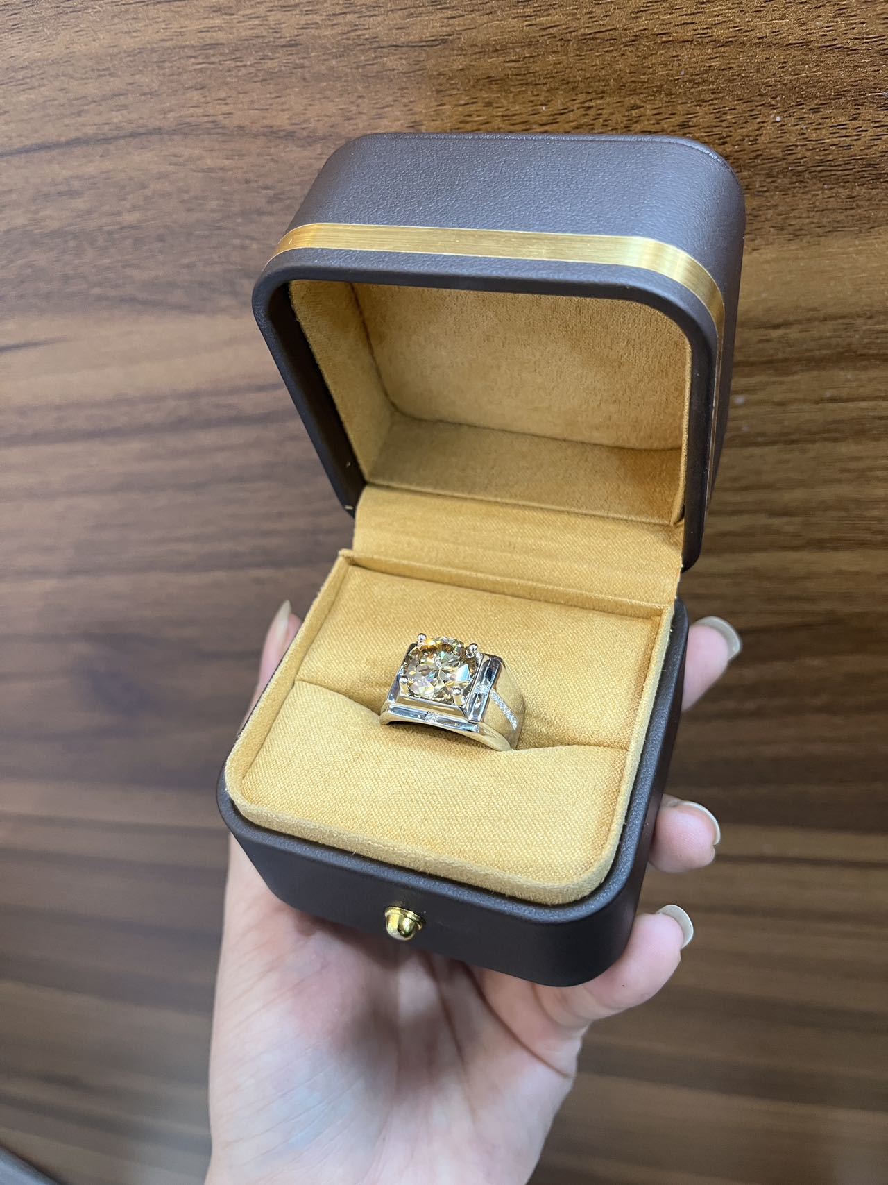 Anillo de hombre rojo Europa y los Estados Unidos nuevo 925 plata esterlina perforación de simulación de aire rociado arena moissanita gran anillo de hombre fábrica directa