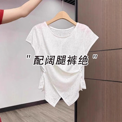 ヨーロッパの人気の女性用半袖Tシャツ2025新しい夏の薄いスタイル、軽い高級感、ハイエンド、超人気の年齢を減らすユニークなトップス