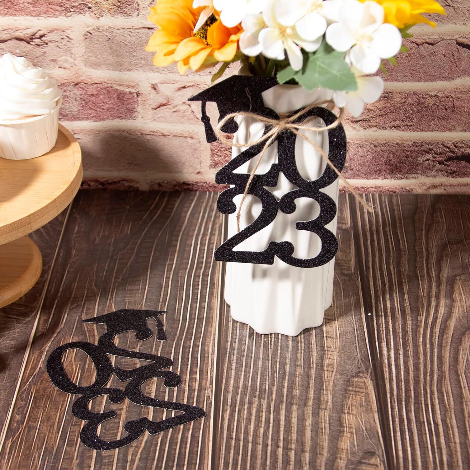 24 piezas de brillo negro cinta de doble cara 2024 decoraciones temporada de graduación suministros de fiesta corte de papel pull bandera transfronteriza Venta caliente