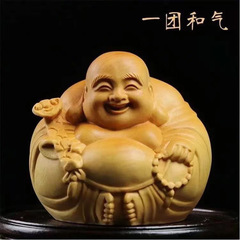 卸売り崖柏黄楊木笑弥勒仏小置物実木彫刻客間のテーブルに飾られています。