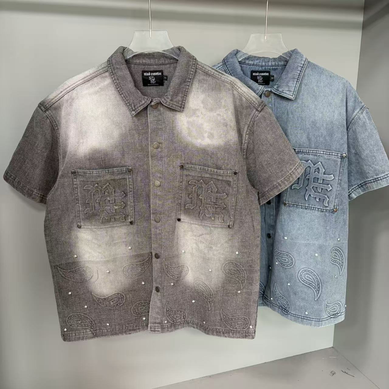 Marchio di tendenza transfrontaliero europeo-americano MIXED&EMOTION Camicia a maniche corte in denim con lettere paisley in rilievo per uomo e_voghion.com