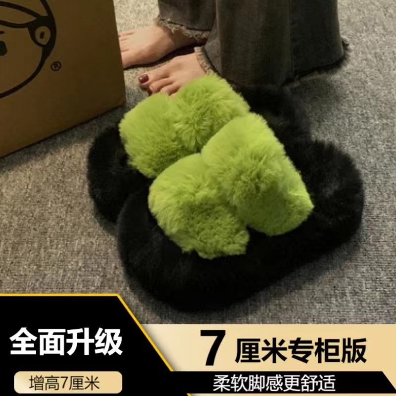 冬の新型綿は松餅の毛のスリッパを持っています。|undefined