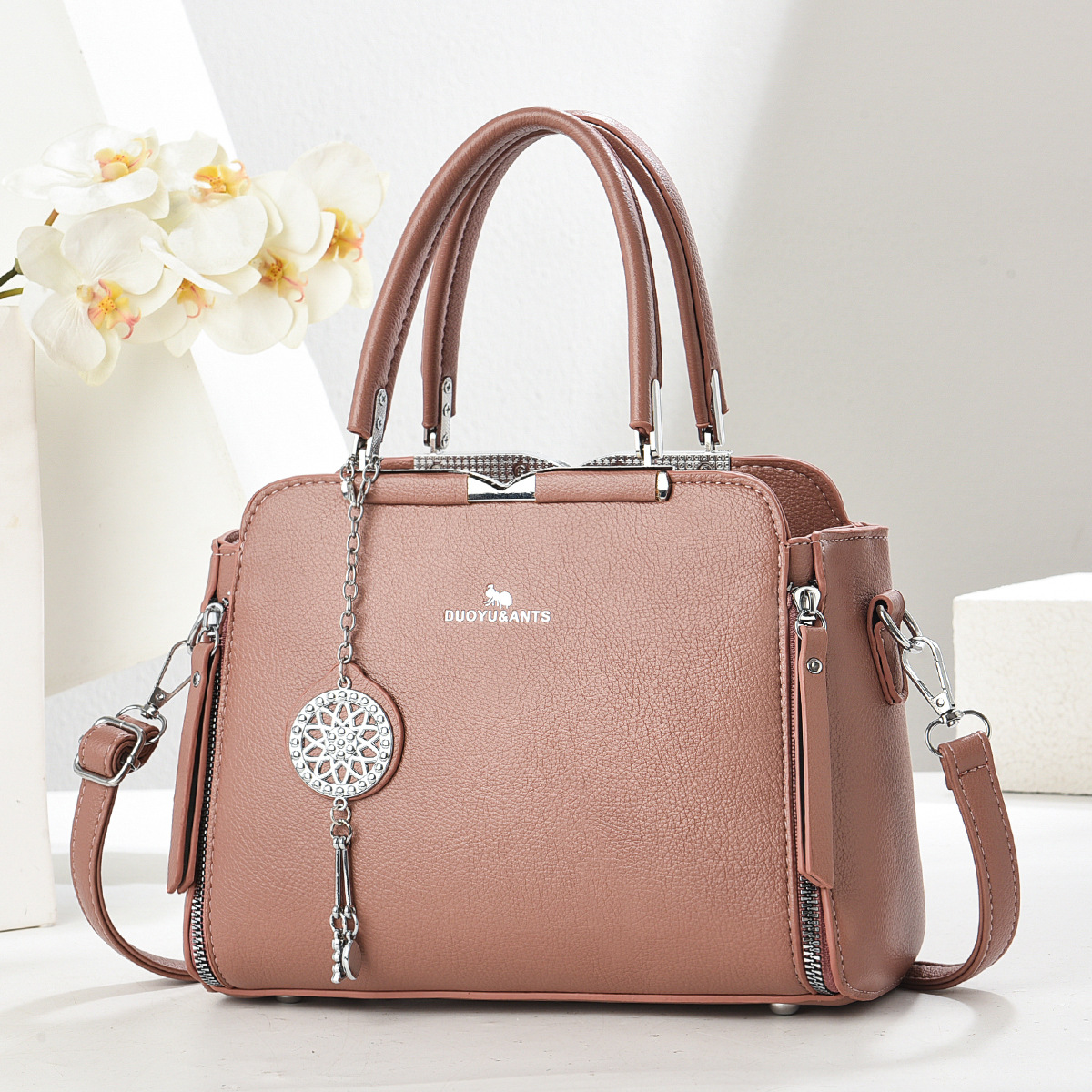 Bolsos bolsos de mujer estilo caliente 2025 fabricante comercio exterior nuevo bolso de mensajero de hombro de verano atmosférico y versátil