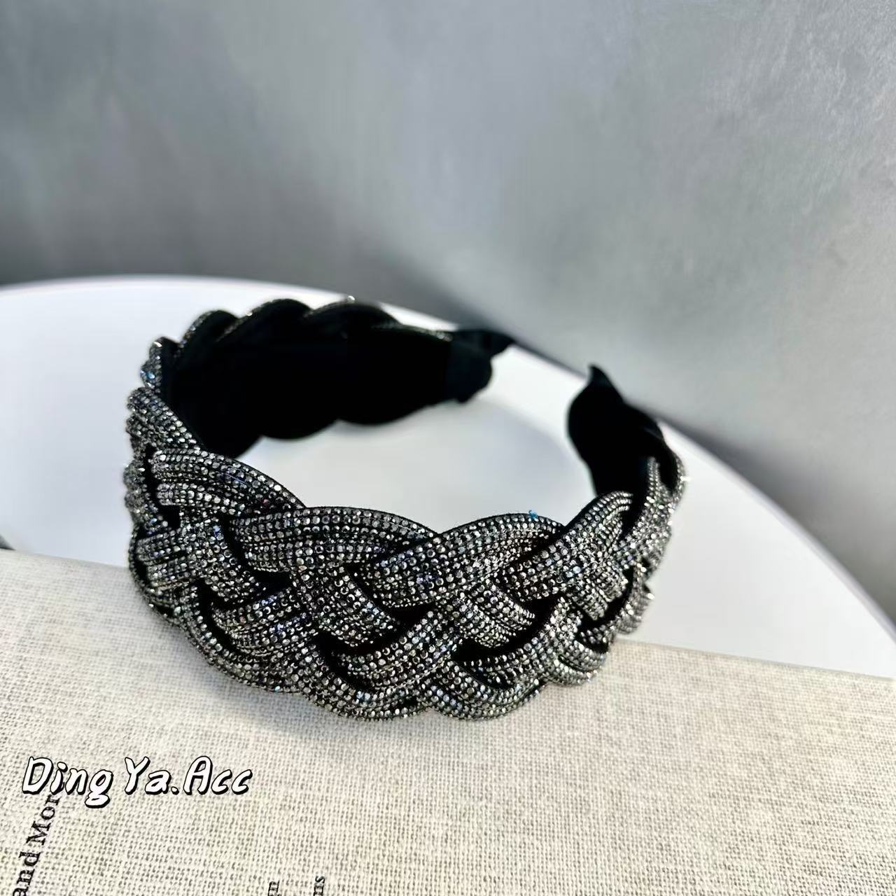 챙이 넓은 다이아몬드 머리띠