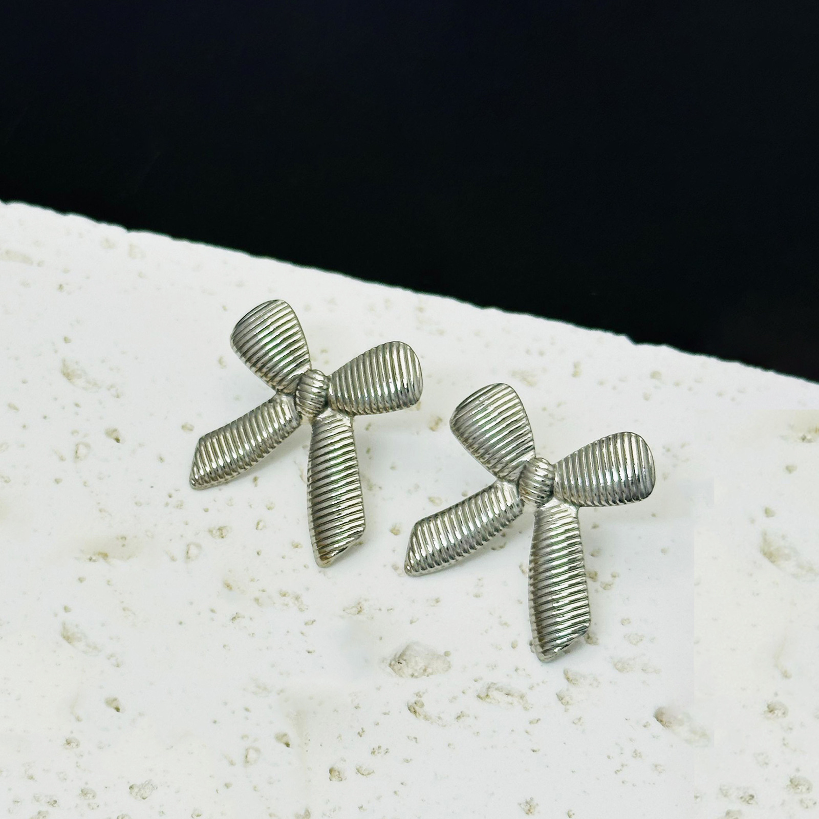 Pendientes de acero inoxidable a rayas cuadradas de tendencia de alta gama transfronteriza europea y americana Pendientes de 18K de lujo ligero para mujer al por mayor