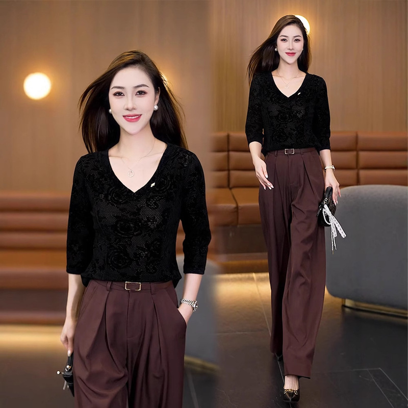 Black V Neck Lace Long-Sleeved T-Shirt for Women 2025 Early Autumn New Style Waist Slimming Look Fashionable Age-Reducing Slightly Backless Bottoming Shirt