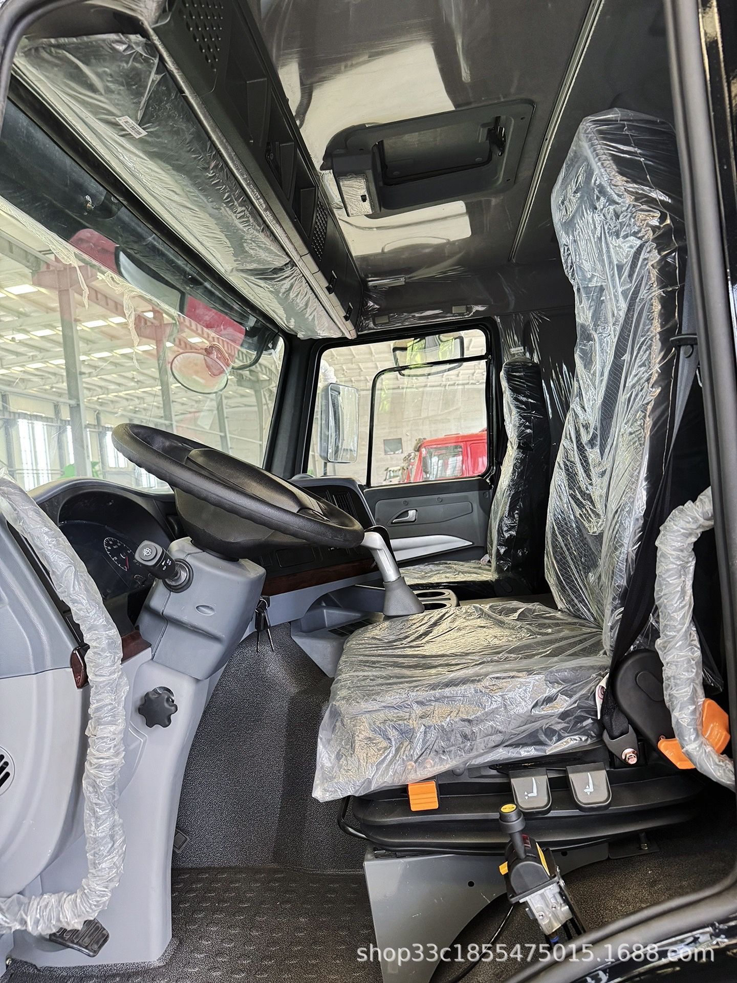 Directly supplied by the manufacturer, HOWO8X4 dump truck with 371 horsepower for engineering soil transport, suitable for export