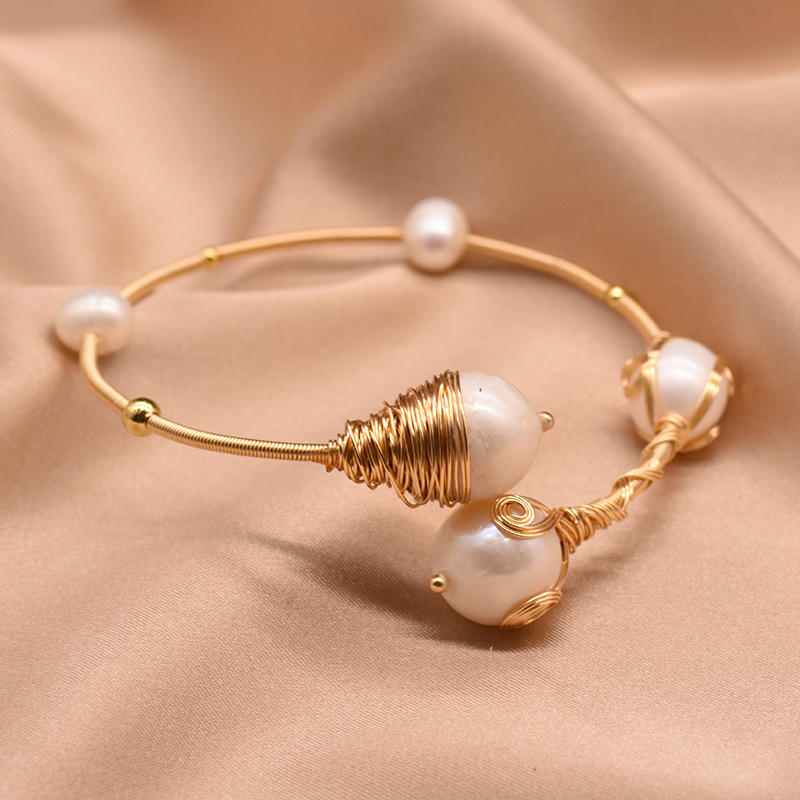 Pulseras de perlas de alto nivel nuevo retro europeo y americano cruzado pulseras de perlas de agua dulce abiertas pulseras al por mayor natural
