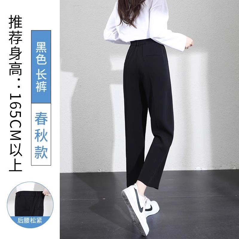 黒いスーツのズボンの女性のペンダント感があります。|undefined
