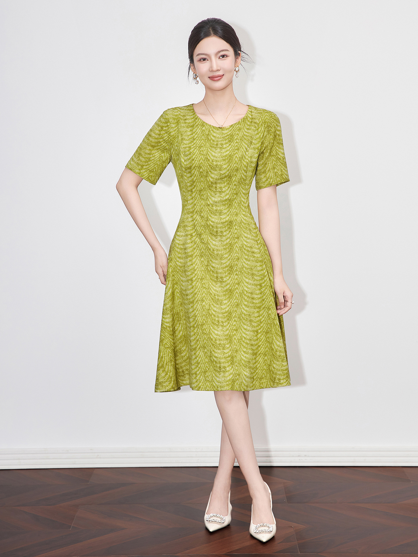 Váy in họa tiết cổ tròn eo thắt thanh lịch thiết kế giảm tuổi mùa hè — kiwi xanh