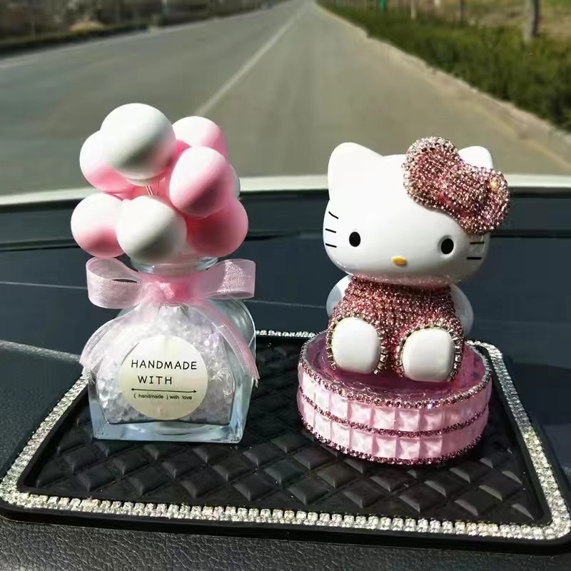 Coche de dibujos animados KT gato globo adornos accesorios traje de tres piezas plástico decorativo otro