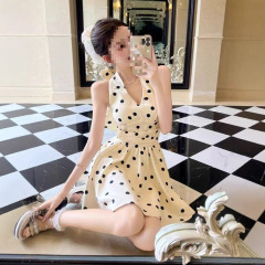 蝶ネクタイバックレス水玉ホルターネックドレス夏の新しい甘くてスパイシーなウエスト痩身気質Aラインショートスカート