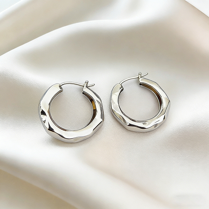Minimalist Metal Earrings for Women, Light Luxury Fashion Design, Versatile and Trendy Earrings for Commuting Minimalist Metal Earrings for Women, Light Luxury Fashion Design, Versatile and Trendy Earrings for Commuting