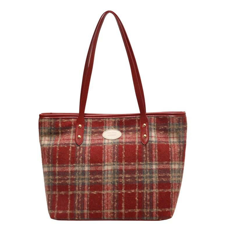 Universal brand retro capacious one-shoulder bag, 2023 collection