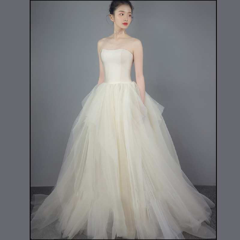 2022 New French Style Tube Top Bride Puffy Wedding Dress Simple Satin Slimming Travel Light Yarn Women