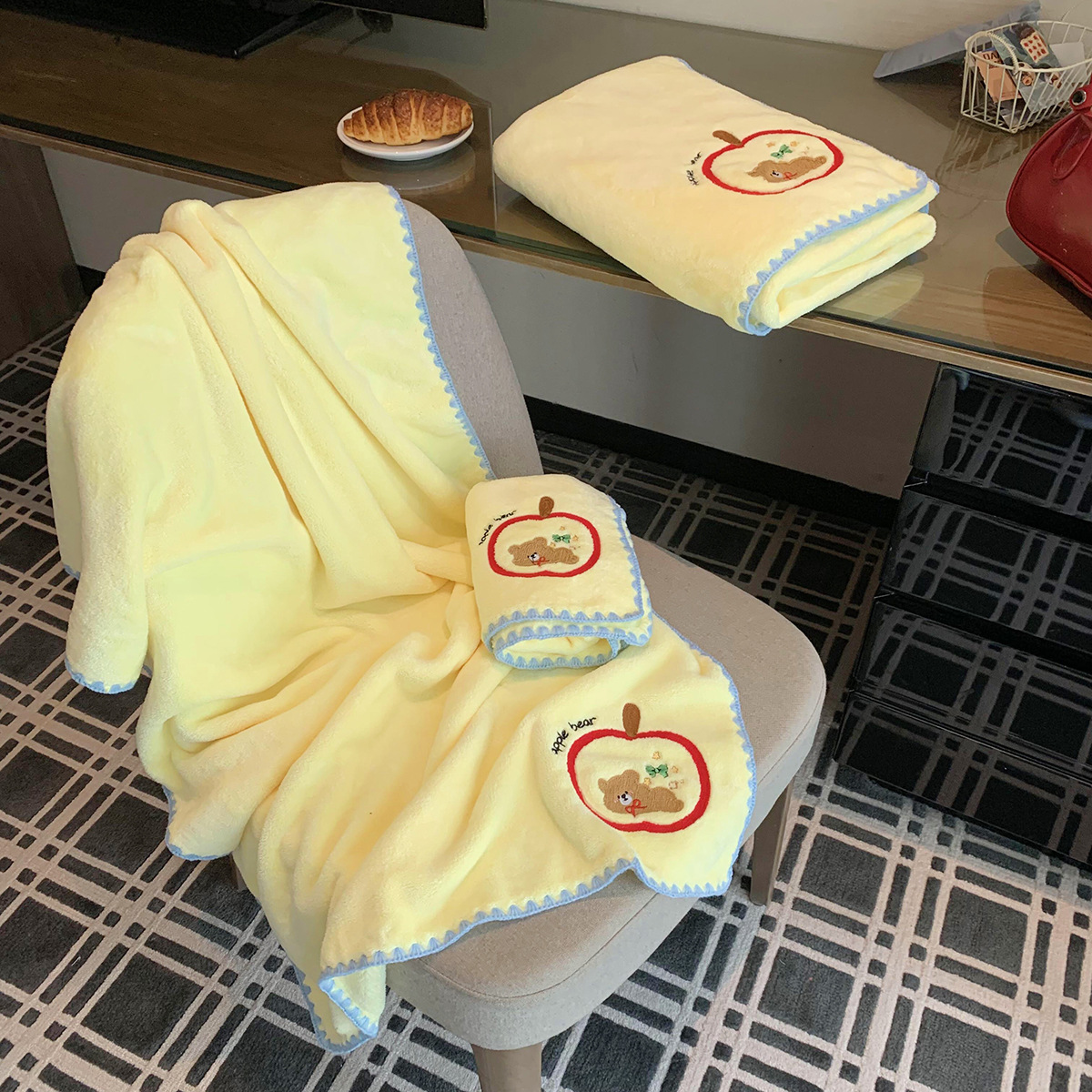 Hermosas toallas de oso de manzana para sombrero de cabello seco para estudiantes, seco rápido, absorción de agua, no es fácil de perder cabello, toallas de baño gruesas de tres piezas.