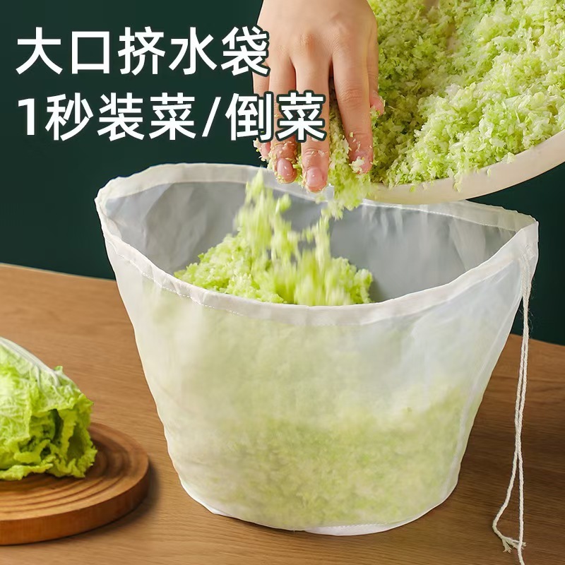 ギョーザの餡は水をしぼります。野菜の餡は餡を詰めます。家庭用の碗型の大口の白菜は水を切って脱水します。|undefined