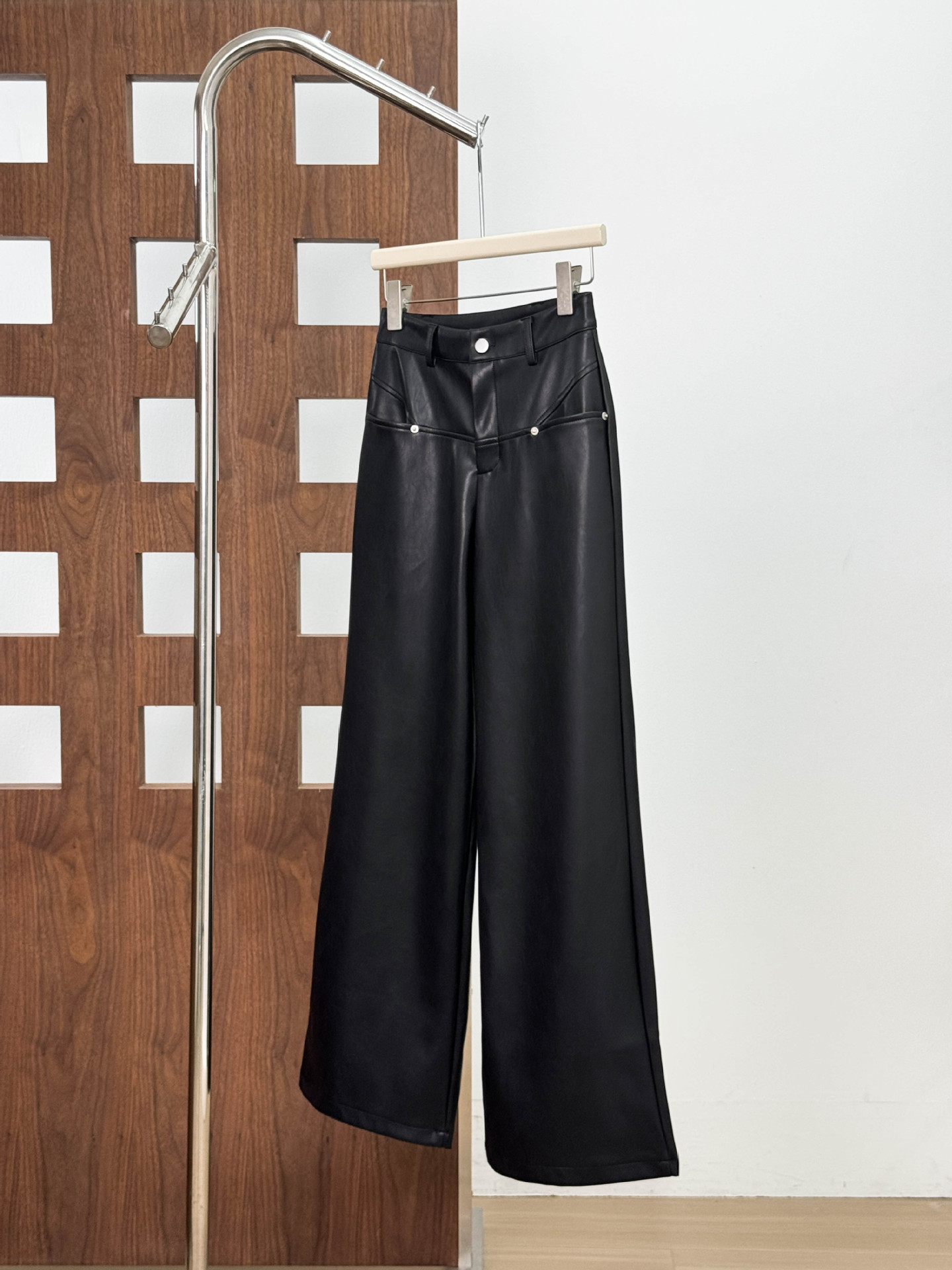 2025 otoño y invierno nuevos pantalones de piernas anchas de cuero negro de cintura alta y delgada pantalones de cuero rectos de tendencia casual universal