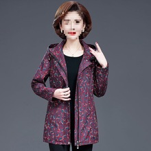 妈妈外套新款中老年女春秋季洋气薄风衣连帽中长款奶奶装夹克上衣