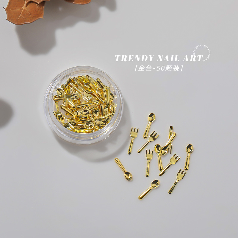 Nueva serie coreana de mini cubiertos nicho cuchillo y tenedor de metal joyas de manicura tenedor y cuchara accesorios al por mayor