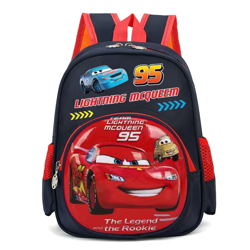 El coche 95 es azul oscuro y rojo.
