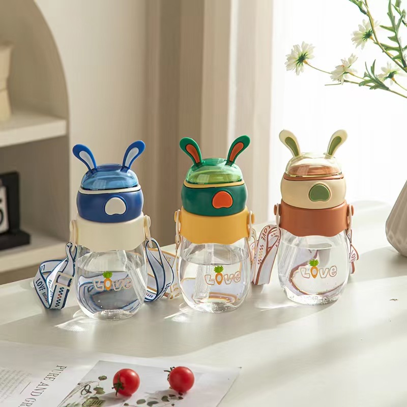新品可愛兔耳背帶吸管杯幼兒園便攜背帶水壺兒童塑料直飲杯350ML