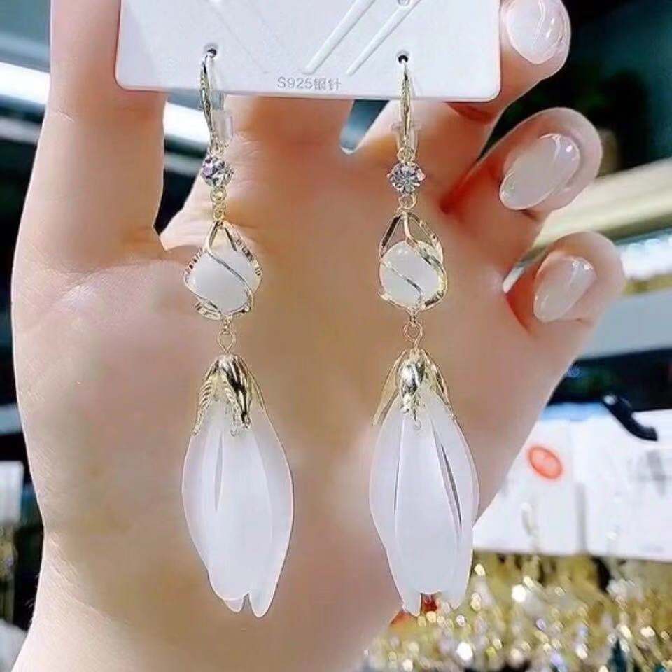 Fashionable elegant white geometric pendant