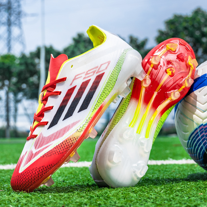 Uşaq və yeniyetmə üçün futbol butsi, dişli ayaqqabı
