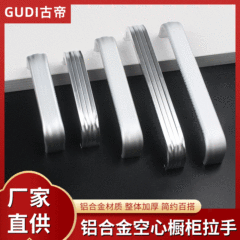 キッチンキャビネットの家具はシンプルです。