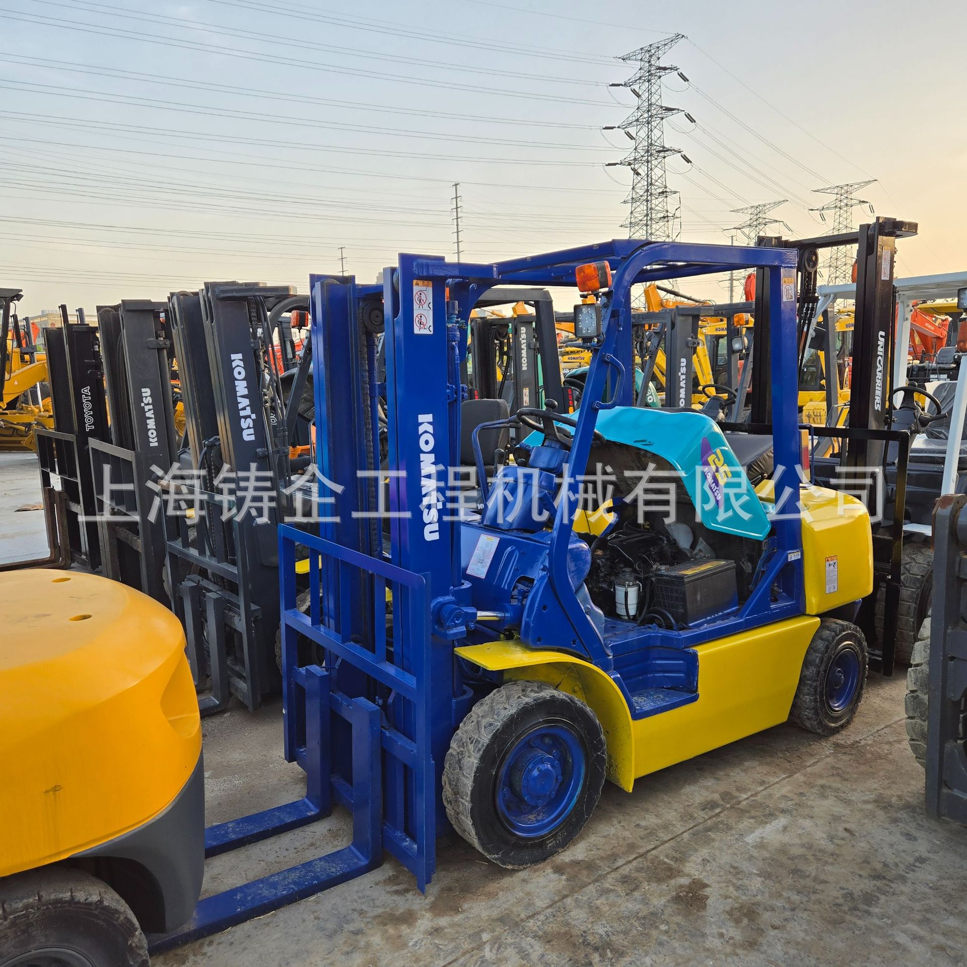 Komatsu小松FD25叉车轮胎式四轮座舱式升降柴油两驱小型叉车机械