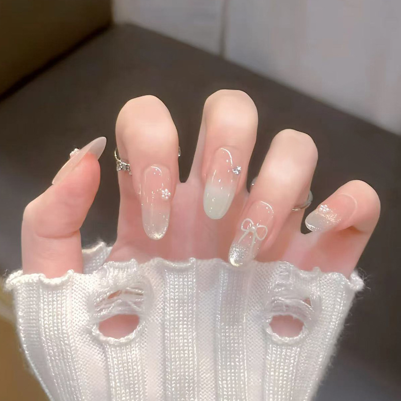 Popular on Xiaohongshu: Wearable nails, Instagram-style manicure, nail pieces with flowers, small rhinestones, bows, gradient nails, sweet fake nails