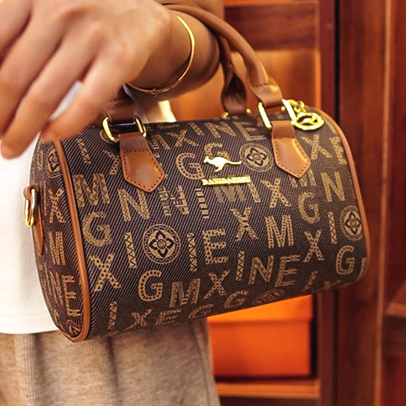 Sensación de alta gama, nicho 2024, nueva moda, cuero suave, banda ancha, todo fósforo, bolso de almohada de presbiterio, bolso de Boston de mensajero de un solo hombro