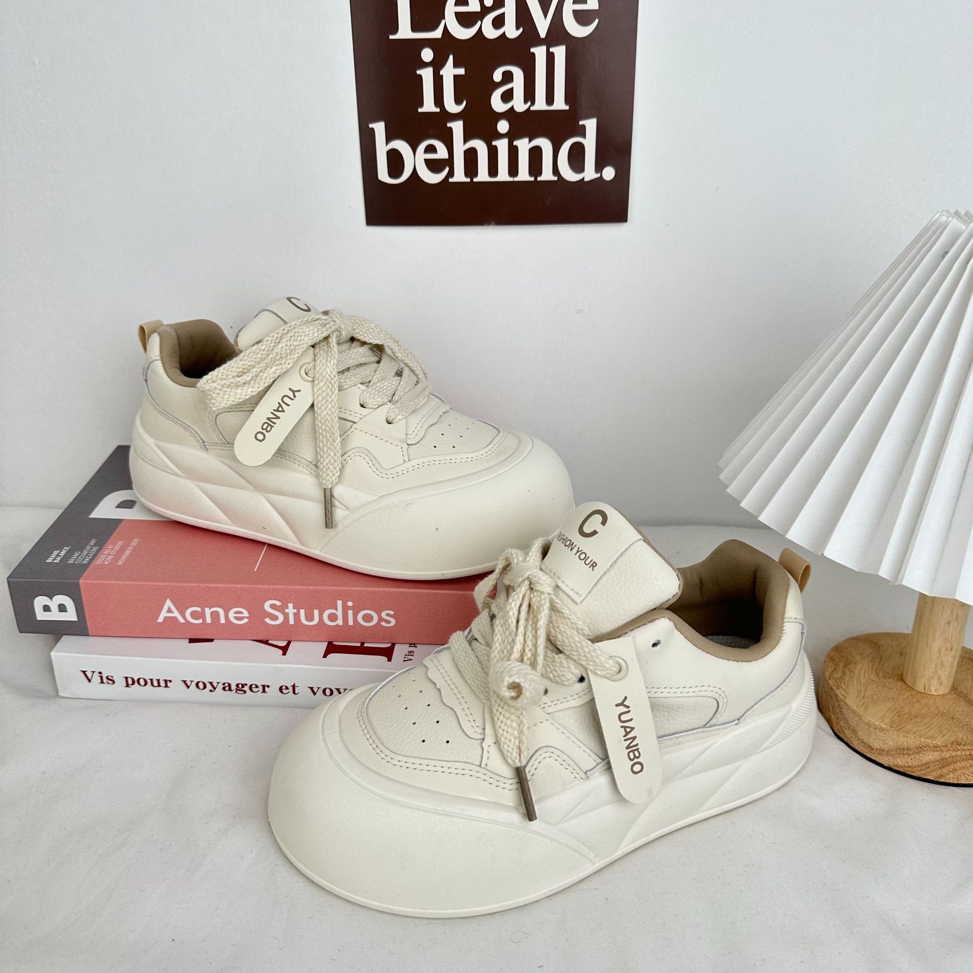 Yuanbo estudiantes zapatos blancos de suela gruesa para mujeres 2024 primavera coreana alta zapatos de skate casuales zapatos de pan pequeños zapatos blancos feos