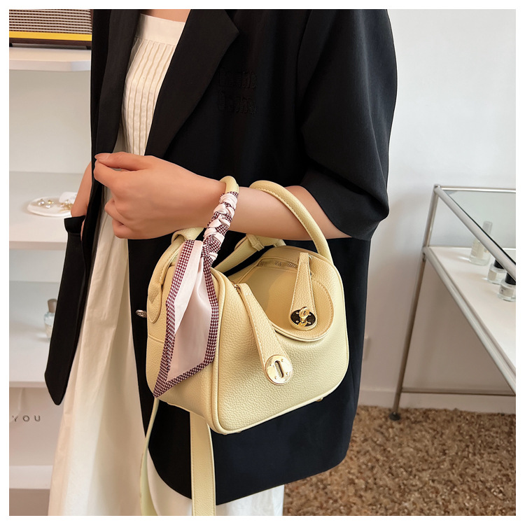 Women's Medium Pu Leather Solid Color Fashion Pillow Shape Buckle Crossbody Bag display picture 3