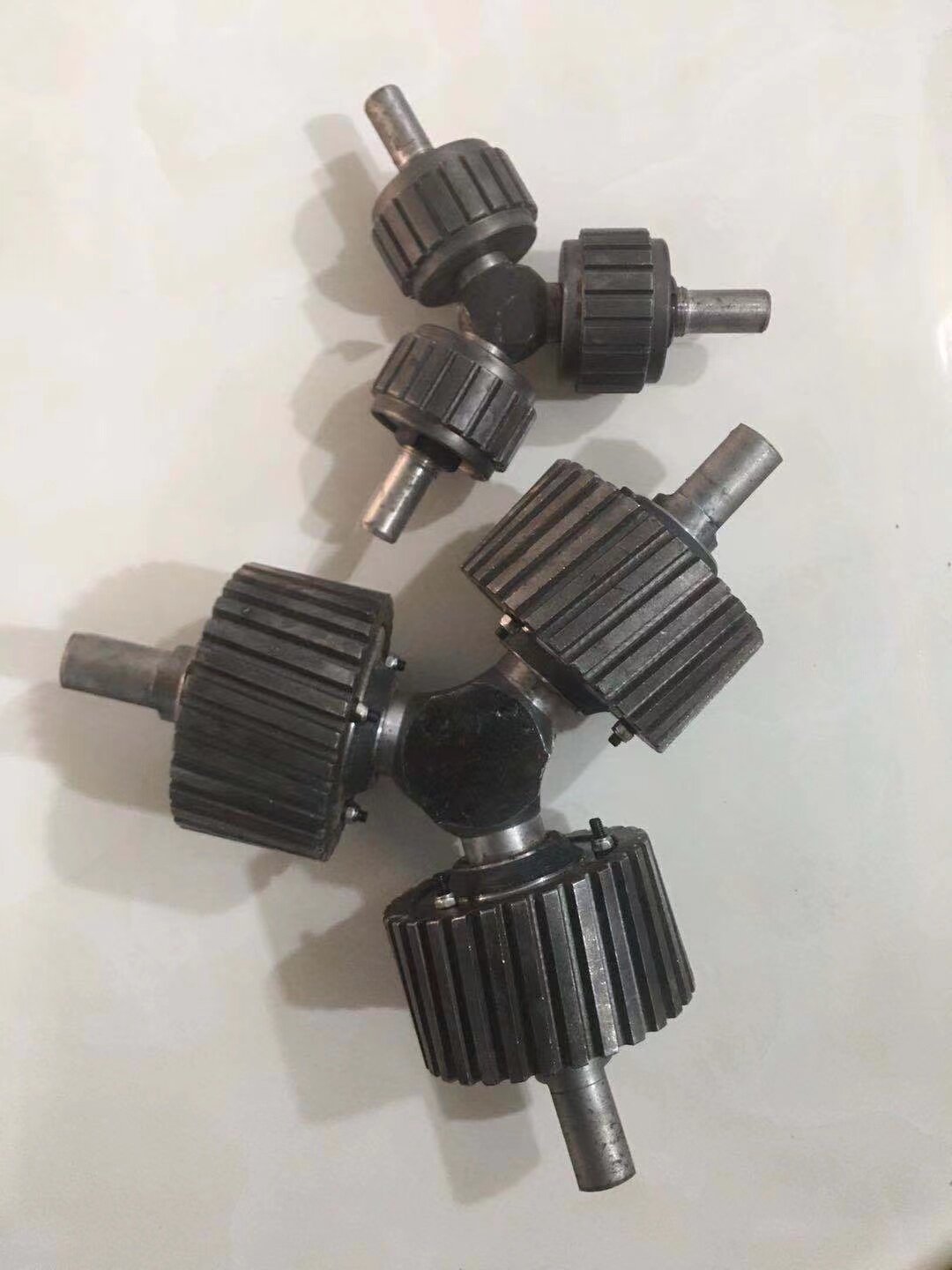 Accesorios de granulador de alimentación, discos de molienda, rodillos de prensa, tolva de piel, condensador, motor, placa de conexión del eje trasero, etc.