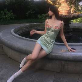2024法式花朵刺绣包臀裙女夏季复古收腰又甜又辣缎面连体泳衣批发