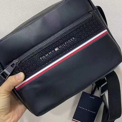 新商品yメンズシングルショルダーバッグメンズファッション & レザー金属ロゴストライプカジュアル正方形バッグ
