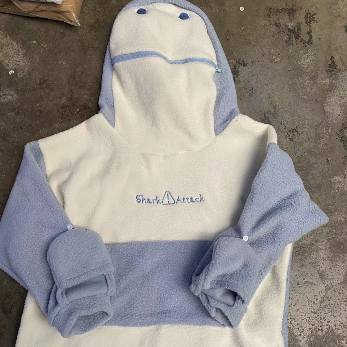 2025春季新款自闭鲨鱼卫衣女冬季软萌可爱情侣连帽羊羔绒加绒外套