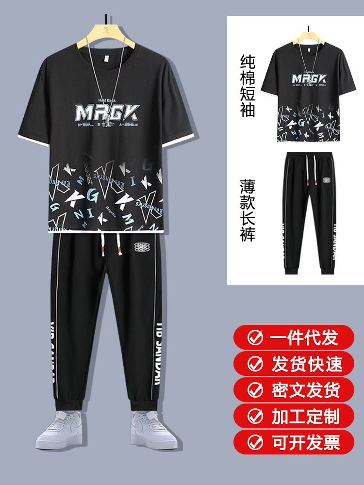 Un conjunto de verano de dos piezas de moda deportiva de algodón de manga corta camiseta de pantalones largos juveniles de moda masculina