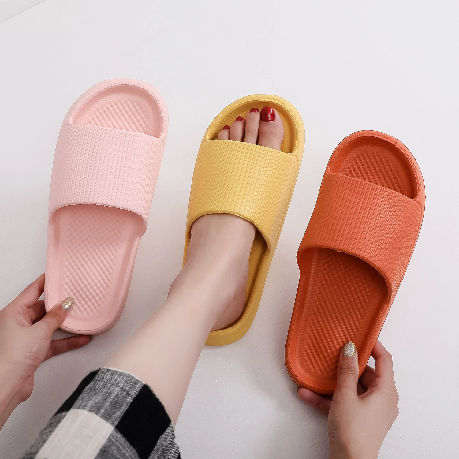 Нескользящие бесшумные сандалии для летней комнаты, домашние тапочки с защитой от запаха, домашние слипоны, ощущающие женскую пару, Банные Тапочки для ванной комнаты