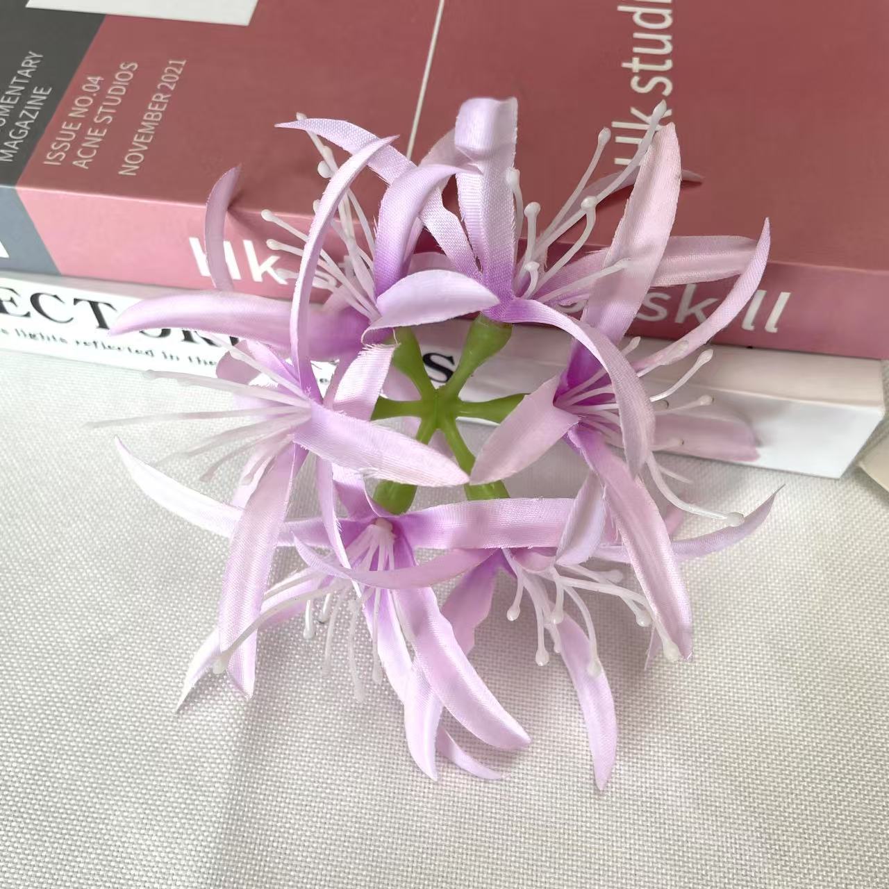 밝은 보라색