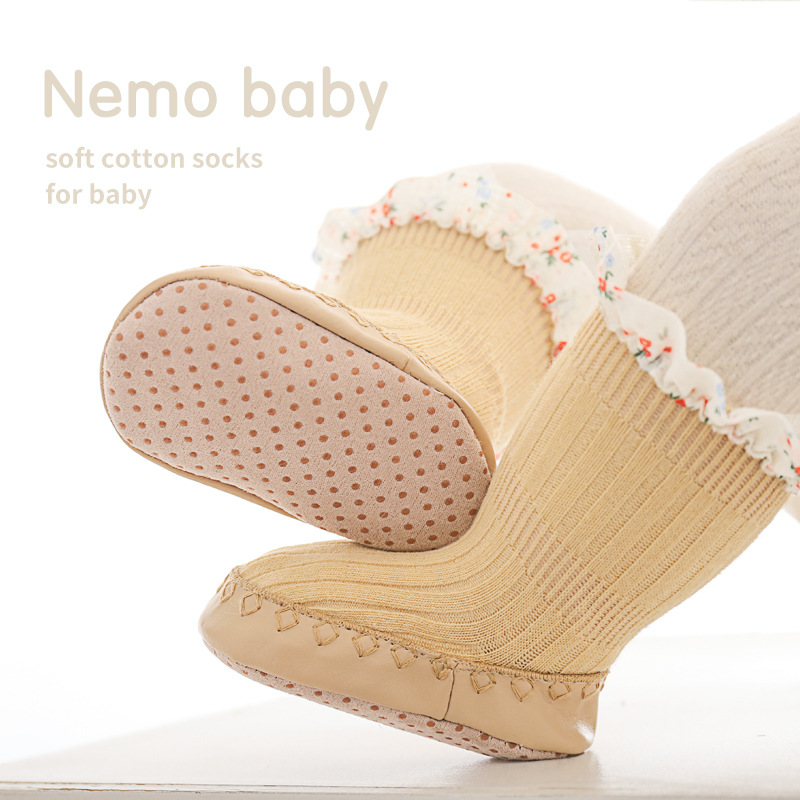 Zapatos de piso de bebé y calcetines 2023 primavera nueva Corea del Sur lindo encaje suela de cuero Zapatos Bebé princesa niño calcetines Zapatos