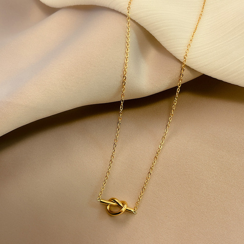 A heart-knot necklace for women's titanium steel colorless collarbone chain short love simple light luxury necklace personality temperament