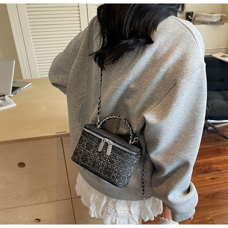 The diamond-shaped chain crossbody bag for women in the summer of 2025 features a fashionable and niche design. This year, the box bucket bag is in vogue undefined